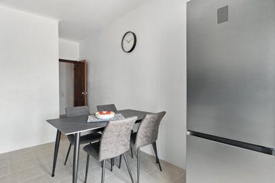 10 KITCHEN.jpg