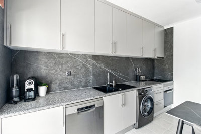 11 KITCHEN.jpg