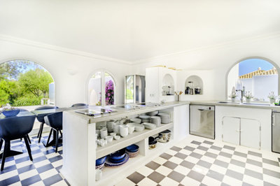 3 KITCHEN.jpg
