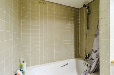 7 BATHROOM.jpg