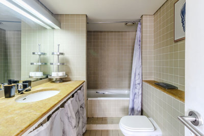 10 BATHROOM.jpg