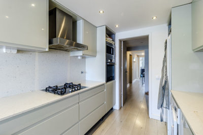 5 KITCHEN.jpg