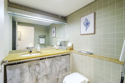 6 BATHOOM.jpg