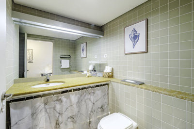 6 BATHROOM.jpg