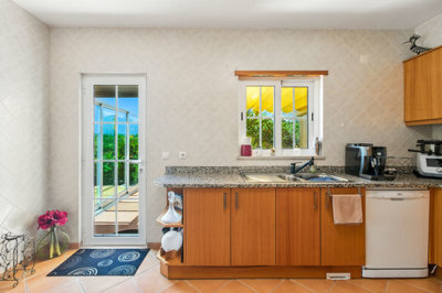 7 KITCHEN.jpg