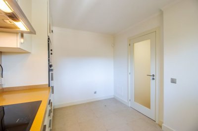 Kitchen (Large).jpg