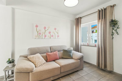 4 LIVING ROOM (1).jpg