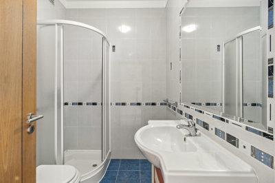 7 BATHROOM.jpg