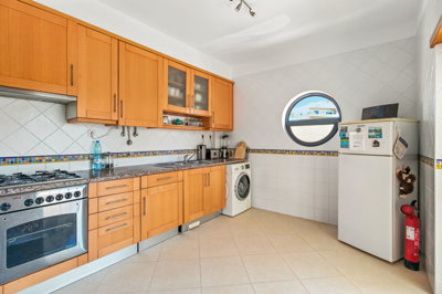 4 KITCHEN.jpg
