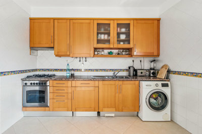 5 KITCHEN.jpg