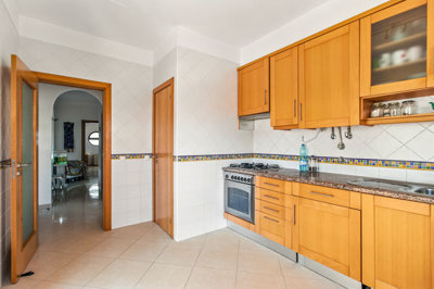 6 KITCHEN.jpg