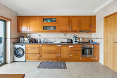 10 KITCHEN.jpg