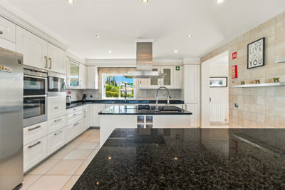 10 KITCHEN.jpg