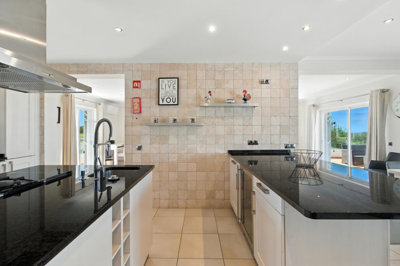 11 KITCHEN.jpg