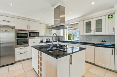 12 KITCHEN.jpg