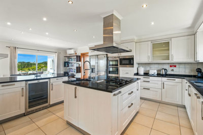 13 KITCHEN.jpg