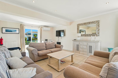 2 LIVING ROOM.jpg