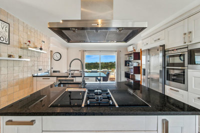 6 KITCHEN.jpg
