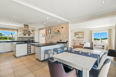 8 DINNING TABLE.jpg