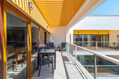 10 BALCONY.jpg