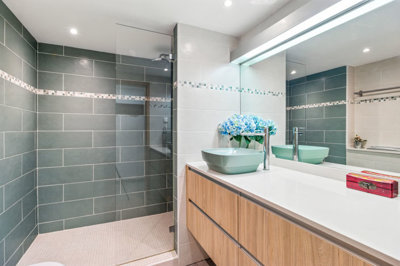 12 BATHROOM.jpg