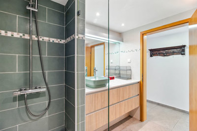 13 BATHROOM.jpg
