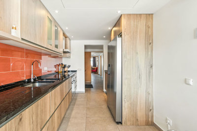 5 KITCHEN.jpg