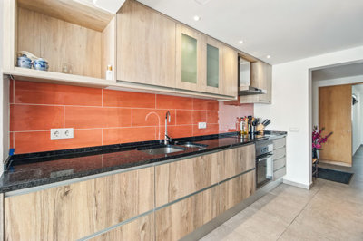 6 KITCHEN.jpg