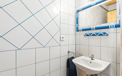 11 bathroom.jpg