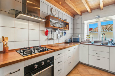 8 kitchen.jpg