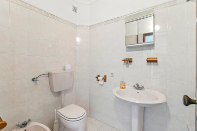 11 BATHROOM.jpg