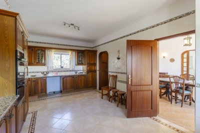 Kitchen_b (Large).jpg