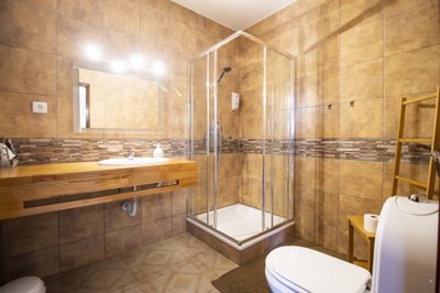 Fifth Bathroom (Large).jpg