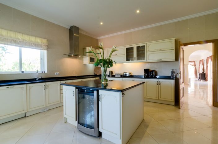 Image No.10-8 Bed Villa for sale