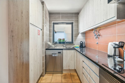 12 KITCHEN (1).jpg