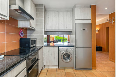 13 KITCHEN.jpg