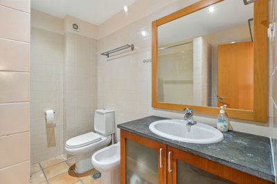 14 BATHROOM (1).jpg