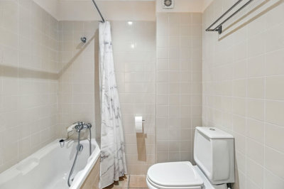 15 BATHROOM.jpg