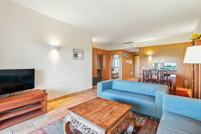5 LIVING ROOM (1).jpg