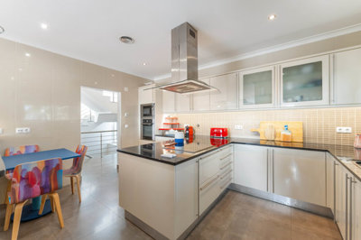 29 Kitchen.jpg