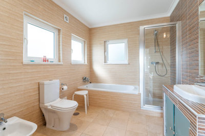 22 bathroom.jpg