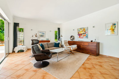 3 LIVING ROOM (2).jpg