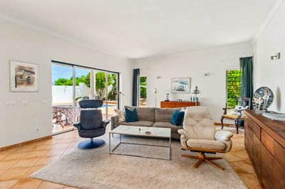 4 LIVING ROOM (2).jpg