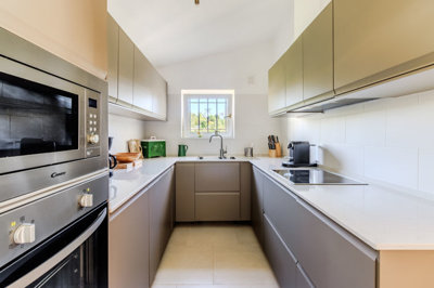 6 KITCHEN.jpg