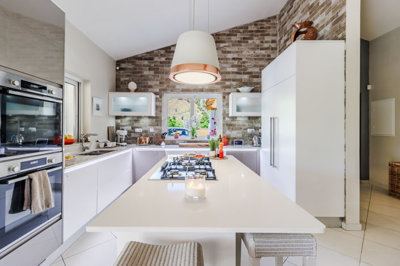 10 KITCHEN.jpg