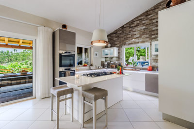 9 KITCHEN.jpg