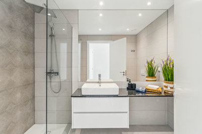 11 BATHROOM (1).jpg