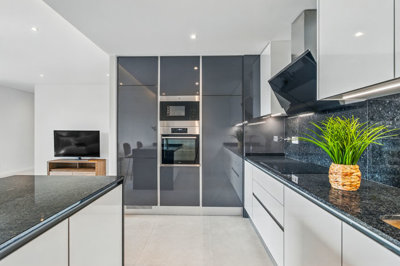 7 KITCHEN.jpg