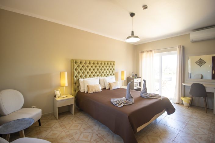 Image No.11-8 Bed Property for sale