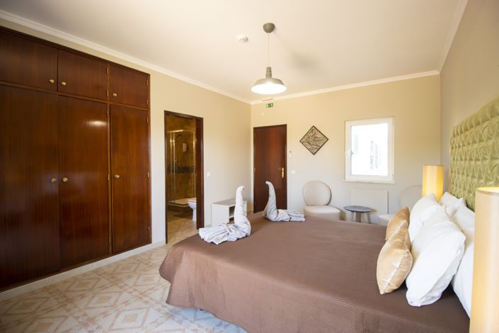 Image No.15-8 Bed Property for sale